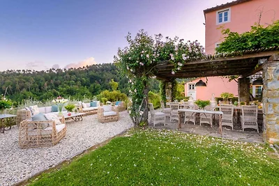 Villa di lusso con 10 camere da letto a Lucca
