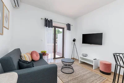 Modern appartement met zwembad en tuin
