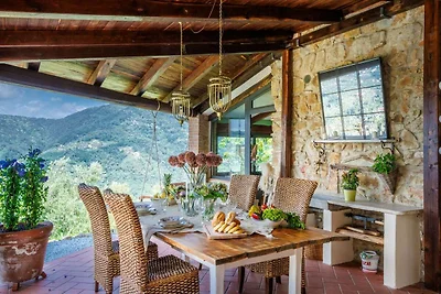 Villa a Pescia con vista sui vigneti