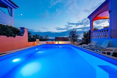 Schönes Ferienhaus in Maslenica in Strandnähe
