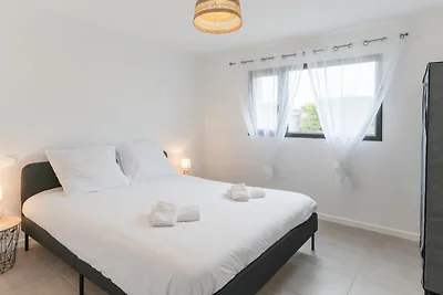 Comfortable Single-Storey House by the Beach