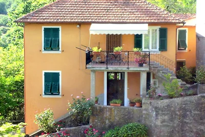 Ferienhaus auf einem Hügel mit Balkon