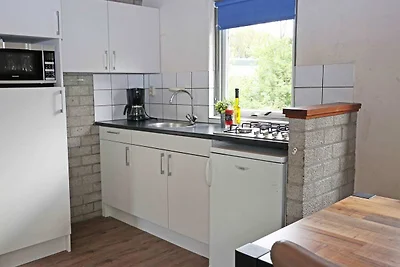 Freistehender Bungalow mit dekorativem Kamin,...