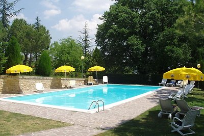 Ferienhaus mit Schwimmbad und Tennisplatz