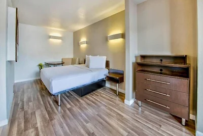 Cozy ADA 2- Bed|Pool|Free parking