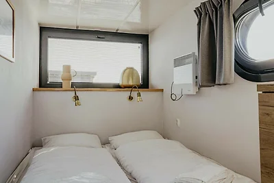 Hausboot am Hafen mit Seeblick