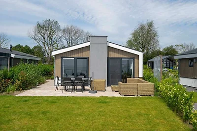 Modern chalet aan het water van het...