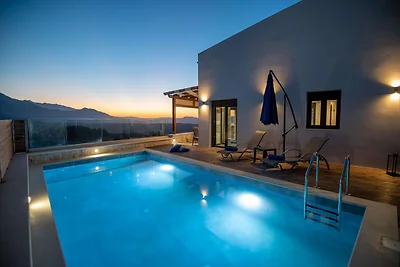 Stylish Villa with Heated Pool, Jacuzzi, Gym ...