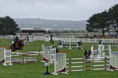 Schצne Wohnung mit Pool