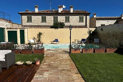 Ferienwohnung mit Pool, nur wenige Minuten vo...