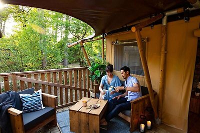 Bella tenda lodge con bagno, vicino a un lago