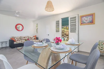 Bungalow met uitzicht op zee en de bergen