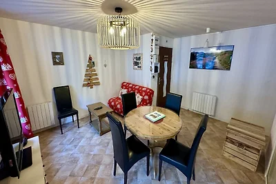 Alpenhütte in der Nähe der Forststraße