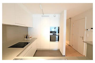 Modern toevluchtsoord met zeezicht en balkon