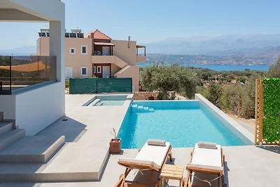 Villa in Sternes mit Pool und Bergblick