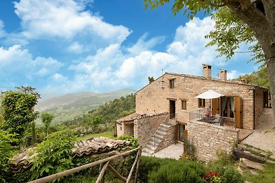 Anmutiges Ferienhaus in Acqualagna mit Pool