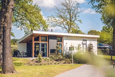 Gemütliche Villa mit transparentem Kamin