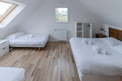 Neues Haus mit Pool in der Nähe des Meeres