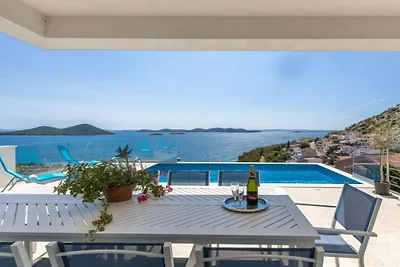 Luxury villa Fleur with pool