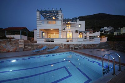 Moderne Villa mit Swimmingpool in Kokkino Cho...