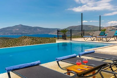 Villa in Kalkan mit Schwimmbecken
