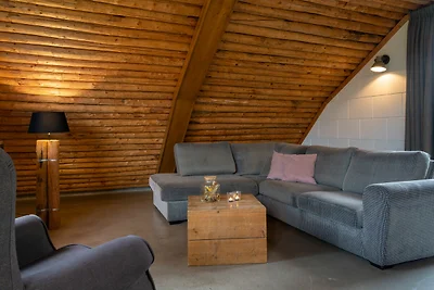 Bungalow mit dekorativem Kamin auf dem...