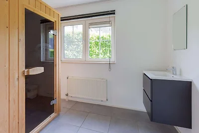 Strandvilla mit Garten und Zugang zum Wasser