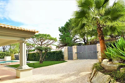 Luxuriöse Villa mit Pool in der Nähe