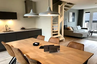 Schöne Lodge parallel zur Einkaufsstraße.