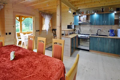 Holzhaus am Ostrowieckie-See mit Strand