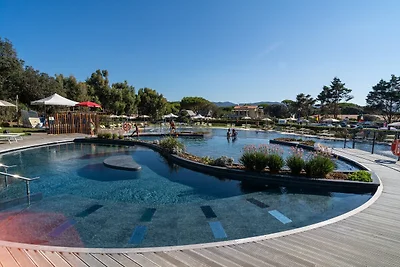 Mobilhome im Ferienpark mit grosser...