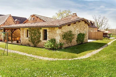 Schönes Ferienhaus in Issac mit Schwimmbad