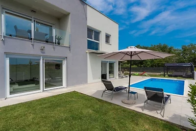 Villa in Karigador met zwembad