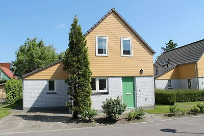 Schönes Ferienhaus mit Sauna in Strandnähe