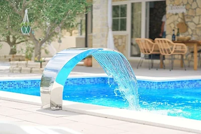 Ferienhaus in Vodice mit Schwimmbecken