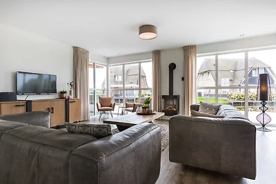 Villa mit Strohdach mit einer Sauna in...