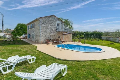 Casa de vacaciones en Kaštelir con piscina.