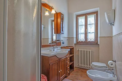 Omringd door groene Toscaanse heuvels