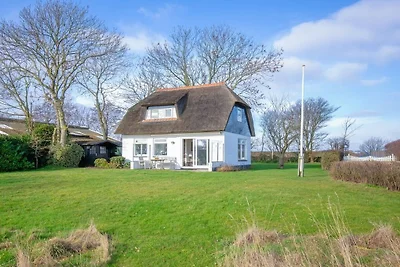 Vakantiehuis in Den Burg met zwembad