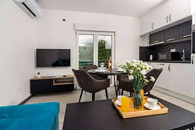 Modern Apartments with Private Balcony - Delu...