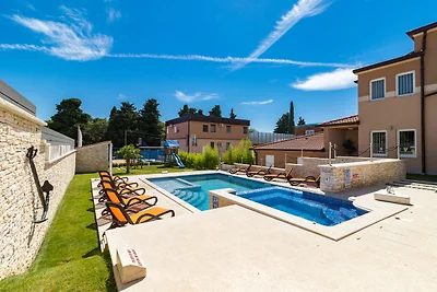 Villa a Pola con piscina