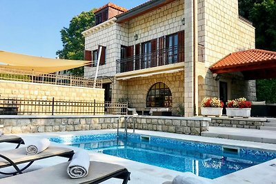 Bellissima villa con piscina e vista mare