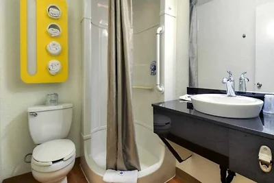 Bequemes Queensize-Bett | Minikühlschrank