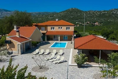 Zara con piscina idromassaggio riscaldata