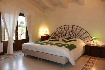 Elegante villa storica con piscina nella regi...