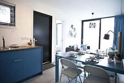 Zeitgenössisches Waterfront Chalet für 4...