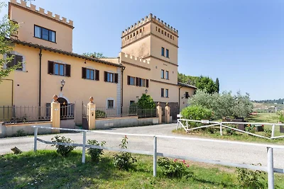 Spaziosa Villa a Empoli con Piscina