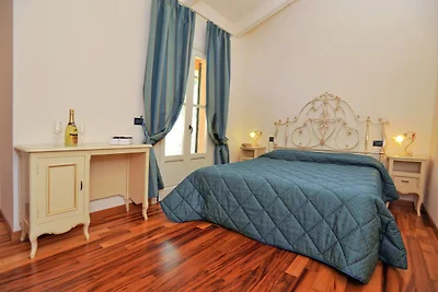 Imponenza scenica, ampio prato e piscina in...