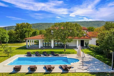 Ferienhaus in Raša mit Schwimmbecken