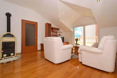 Bright Kaštela Apartment with Balcony and Pri...